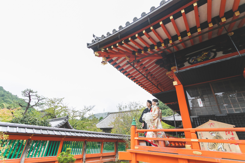 朱色の建物と一緒に