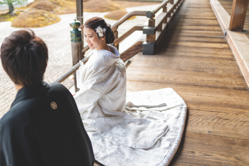 しっとりと腰かけるご新婦様の優しい笑顔