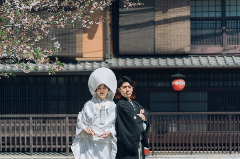 古民家をバックに