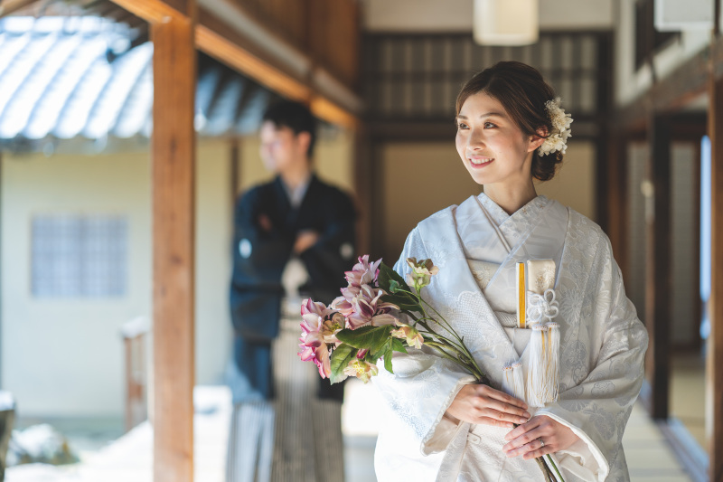 縁側にて、優しい光に包まれた一枚