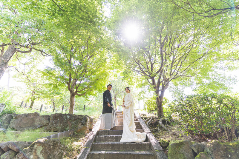 外観の石段では光差し込む美しい瞬間が