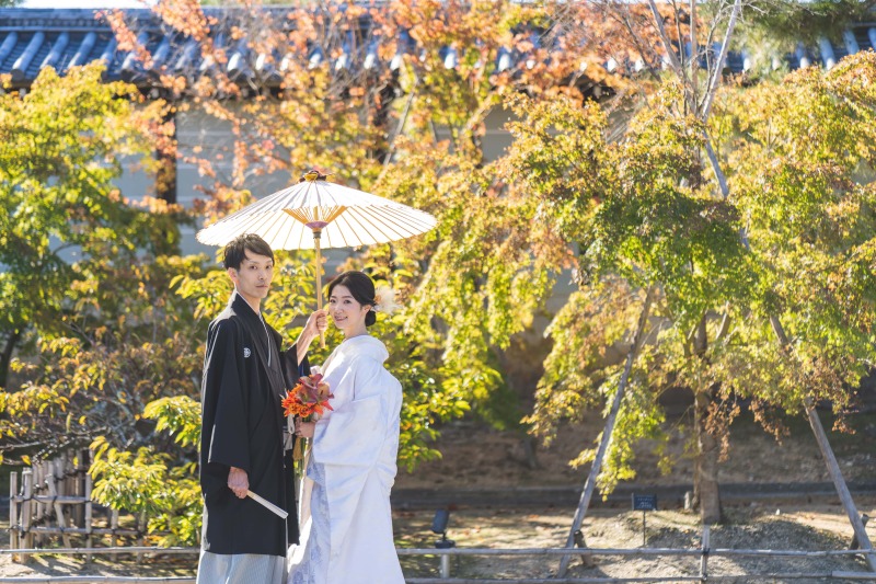 色鮮やかな紅葉と共に