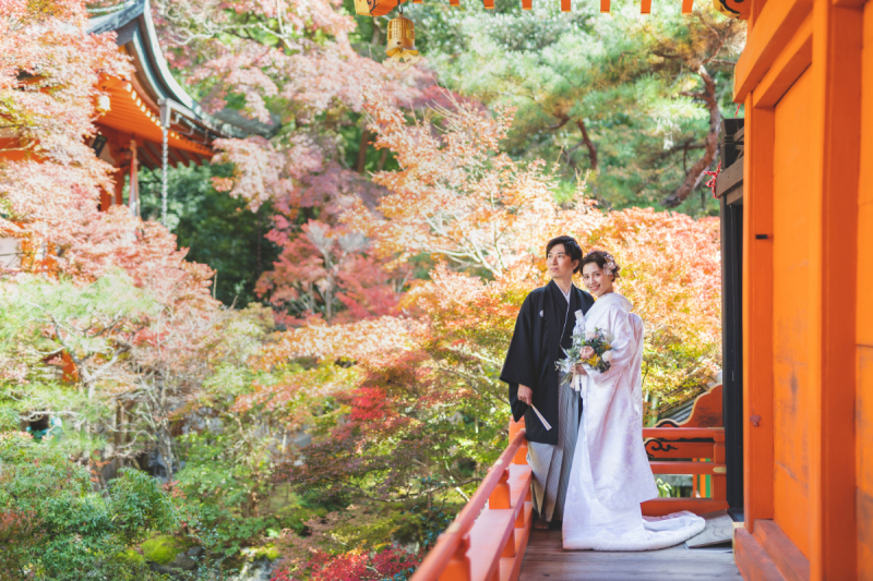 紅葉と朱塗りの建物の映える毘沙門堂にて