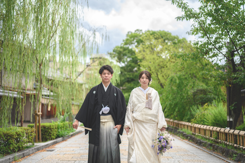 並んで歩みを進めるおふたり。和の美しさを一枚に