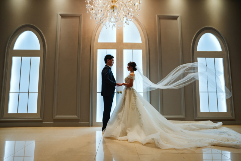 ベールのなびく一枚、神秘的な雰囲気で