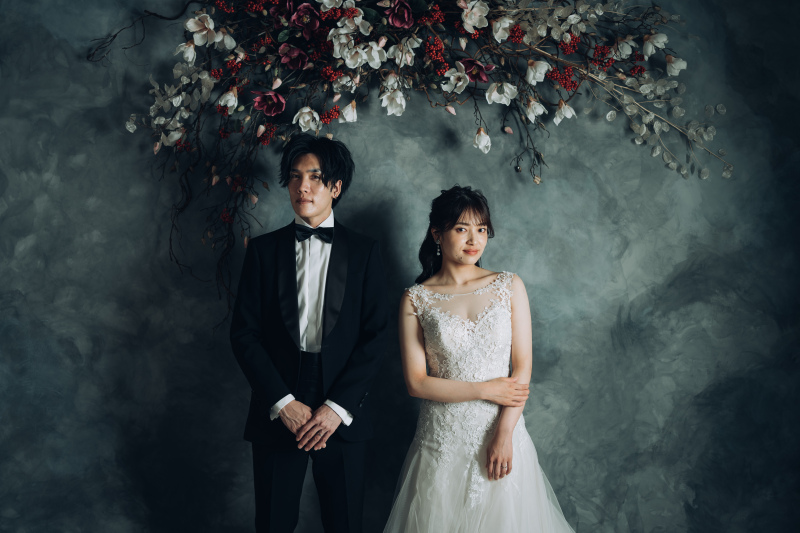 グレーの背景と木蓮に彩られて