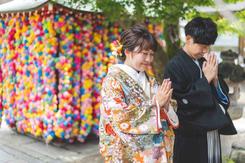 八坂庚申堂のカラフルなくくり猿と一緒に