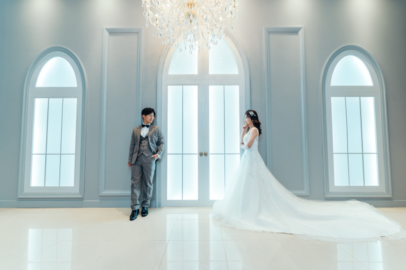 大きなアーチ窓の前で