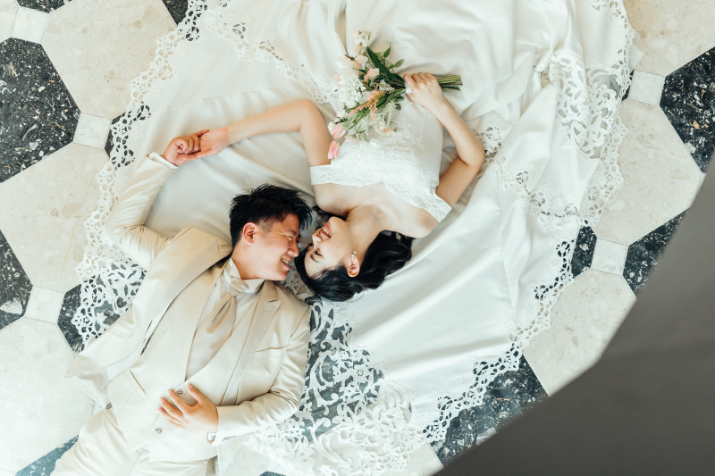 可愛らしい王道寝そべりショット