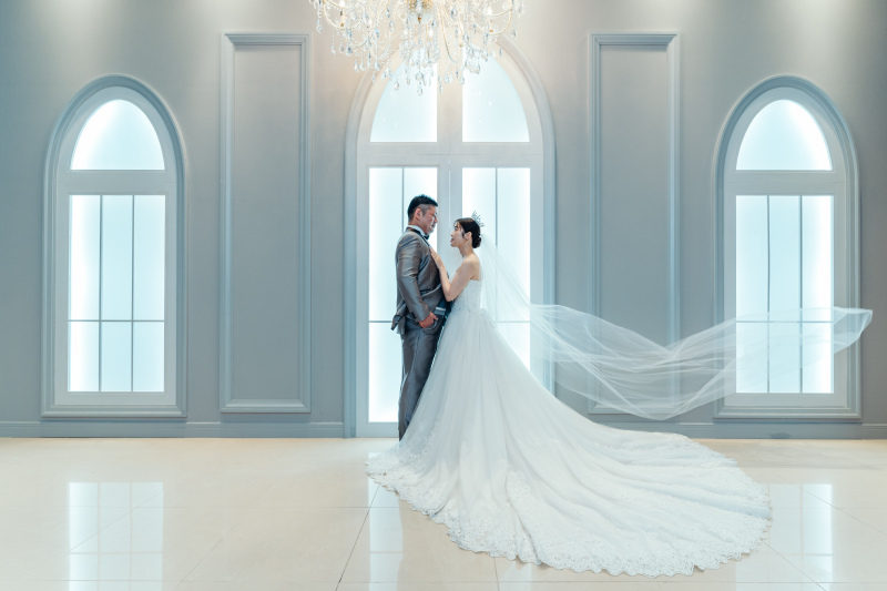 向き合うその姿をロマンティックな演出で