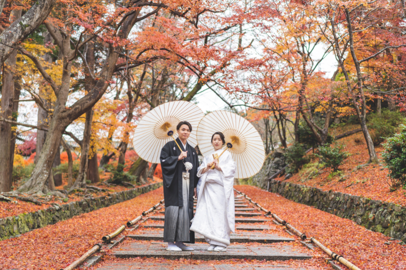 紅葉の中で和装のロケーションフォトを撮影