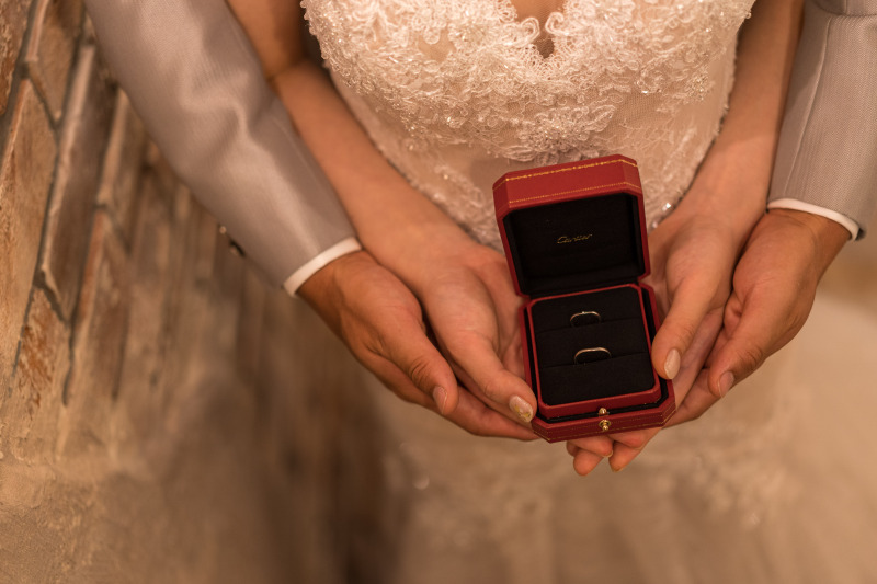 指輪を持つお手元を…