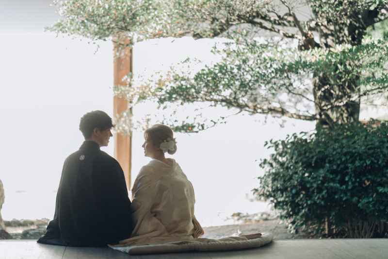 縁側に佇むお二人、柔らかな光が二人を包む