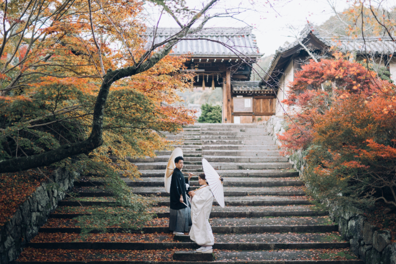 まっすぐ伸びる石段の中心で