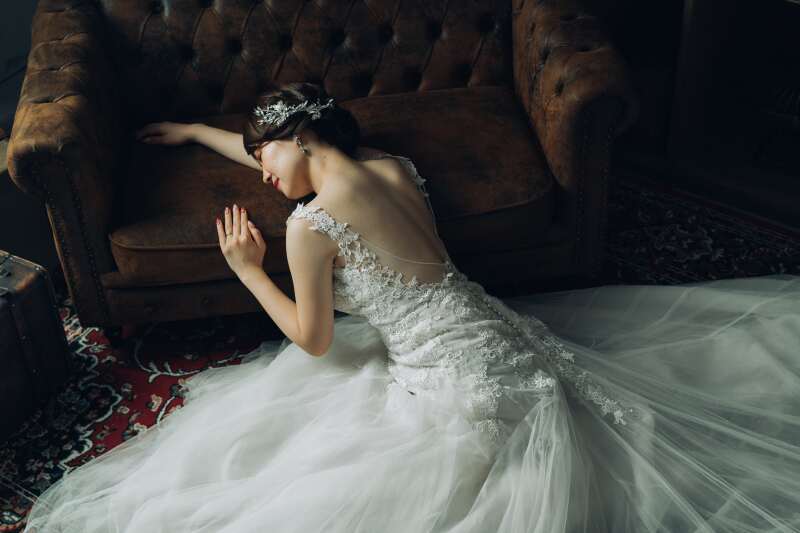 寝そべりショットも特別な世界観で