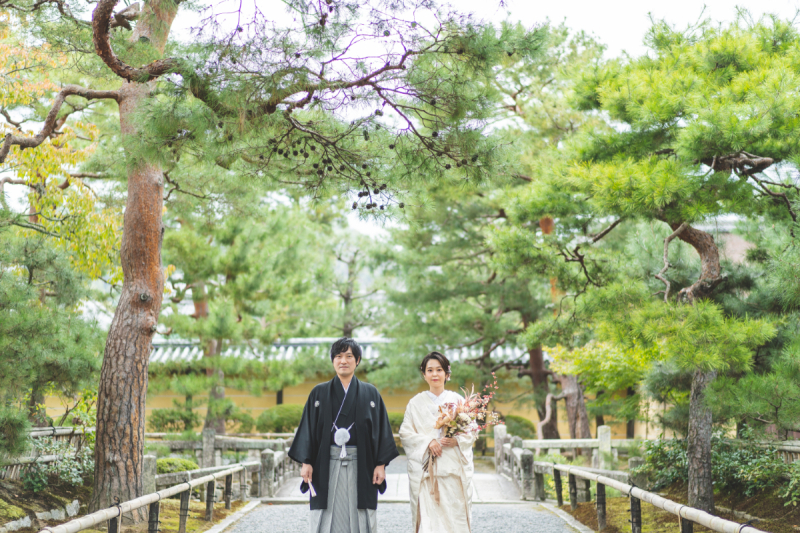 京都の大覚寺にて自然豊かなウエディングフォトを