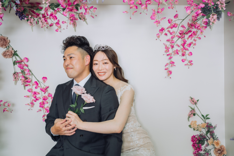 少し寄って抱き合うフォトは雑誌を切り抜いたよう