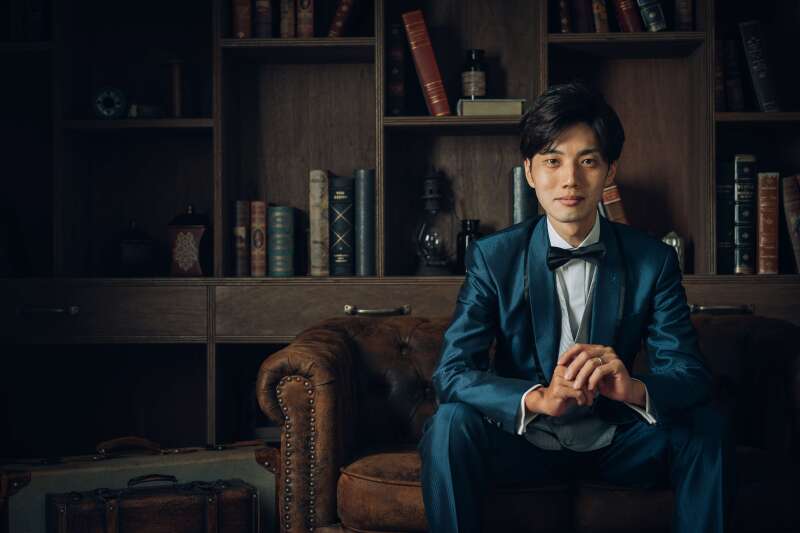 クラシカルな書斎ではご新郎様のソロショットを