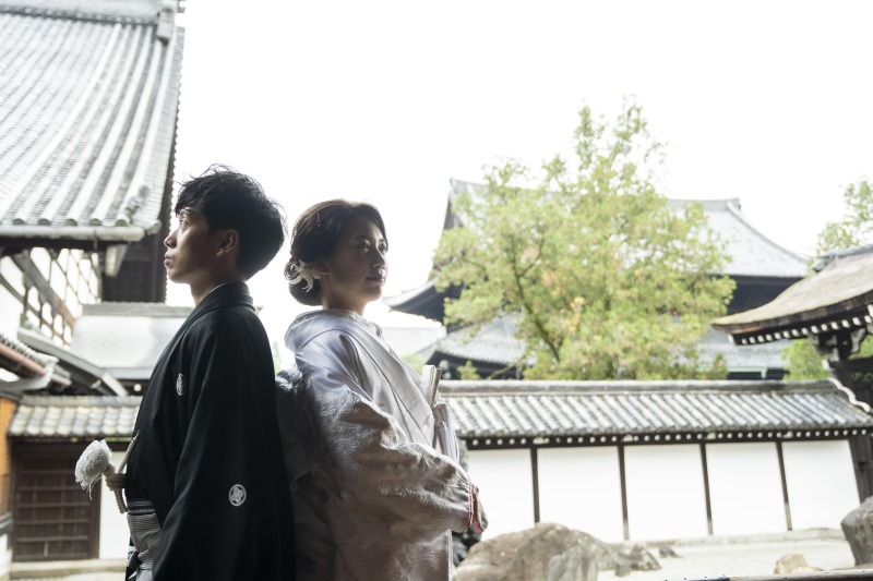 背を合わせ哀愁漂う一枚に