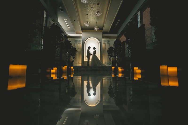 チャペルシーンでは照明を落としてシルエットフォト