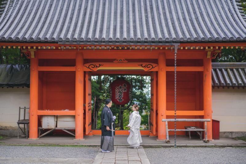 朱色の建物が特徴的な毘沙門堂