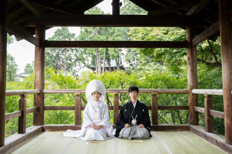 最後は和装の定番、お正座ショットを緑と共に