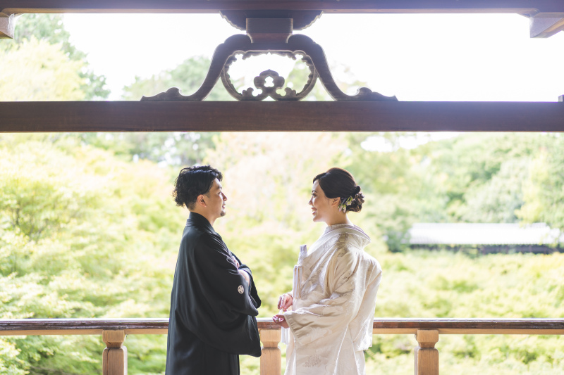 広く抜けた日本庭園を望む、その中心には…