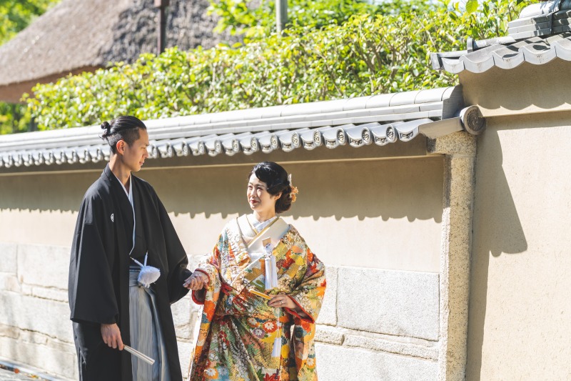 東山の道を歩む二人