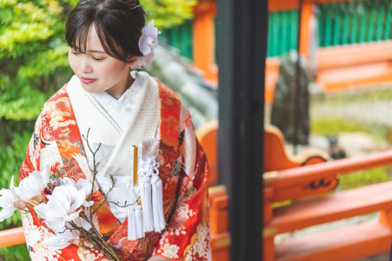 朱塗りと赤の色打掛が良く映える一枚