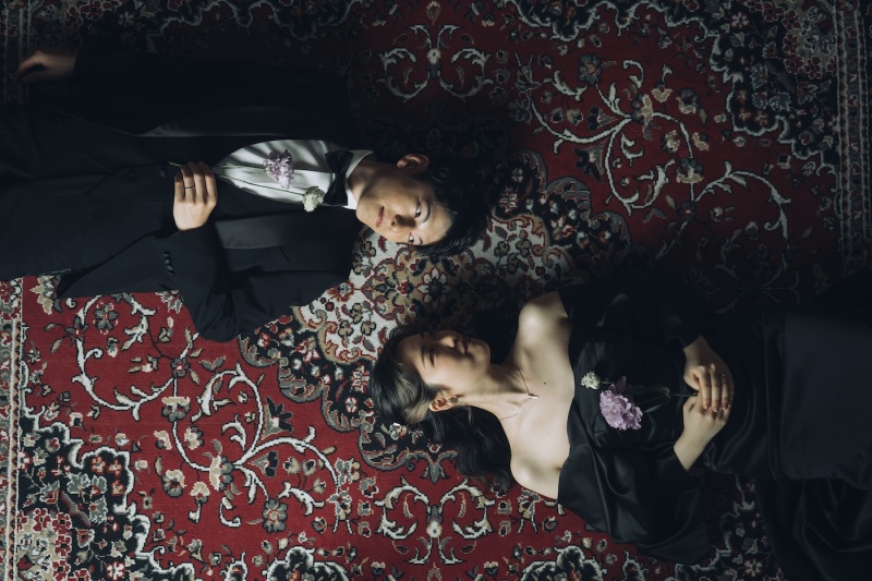 赤絨毯での寝そべり