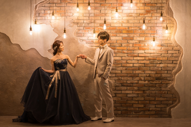 洋装もお色直し！カラードレスで雰囲気を変えて