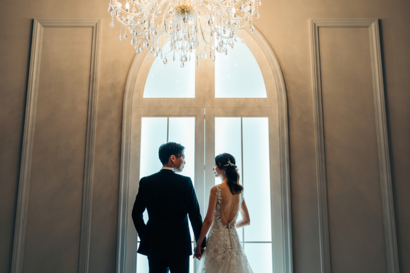 シャンデリアに照らされてロマンティックな一枚