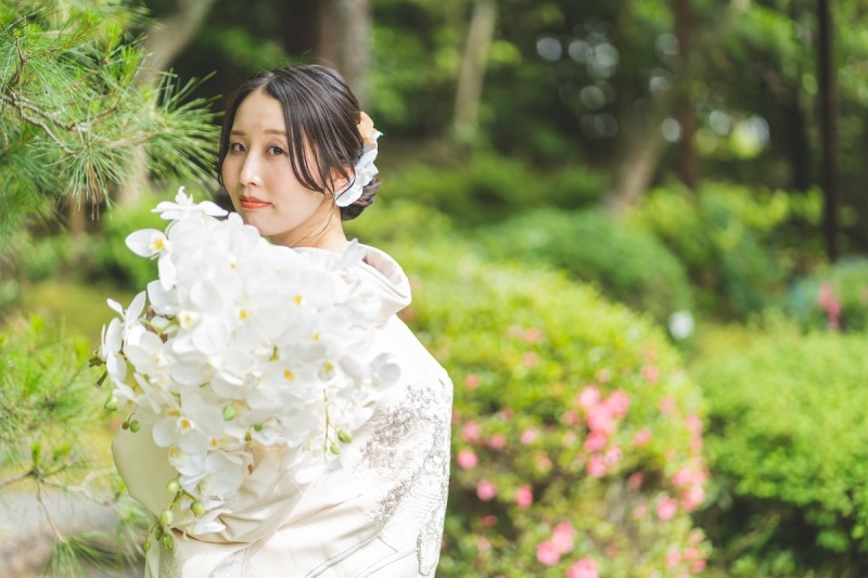 ツツジが顔を覗く中で