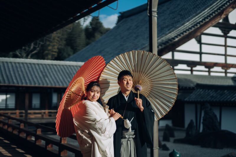 眩しい日差しが二人を照らす