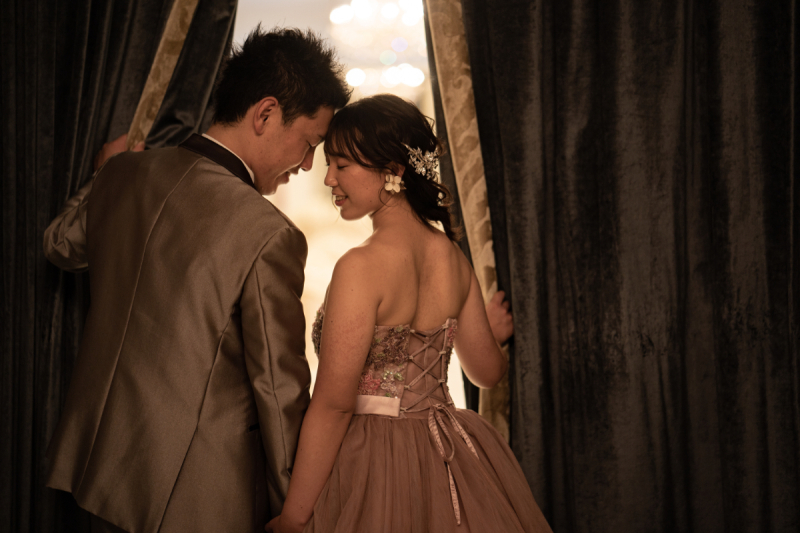 カーテンを開いておふたり寄り添いながら