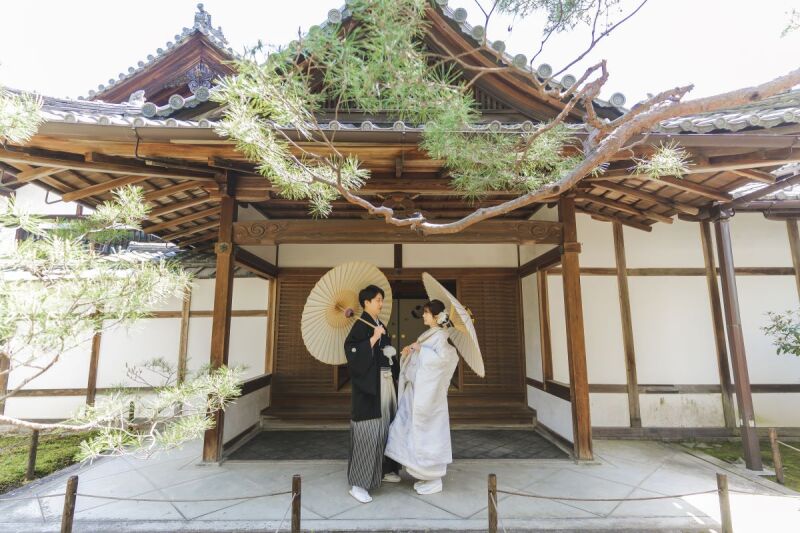 日本建築と和傘が合わさって