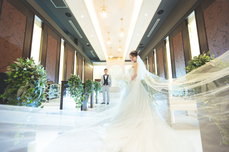 ベールの広がる幻想的な一枚はチャペルの中で