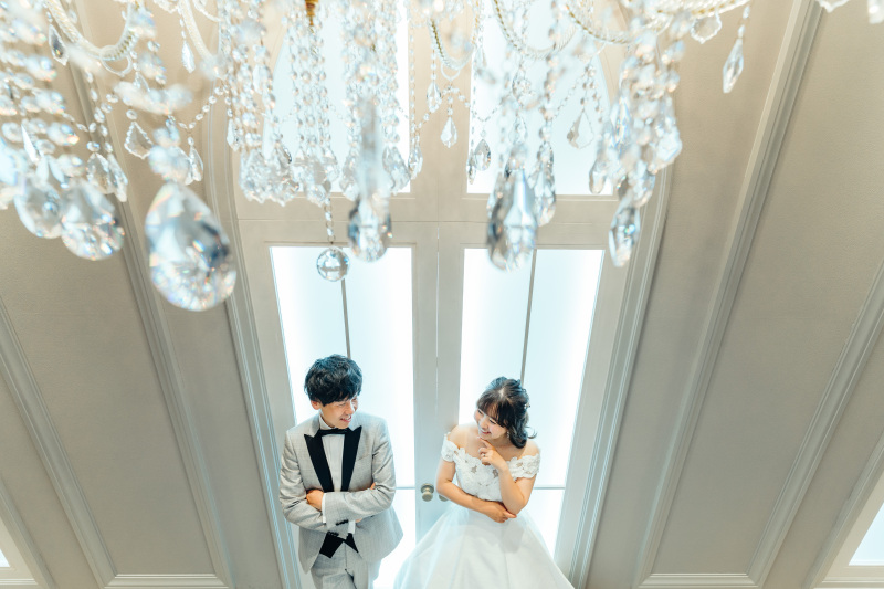 シャンデリア越しに