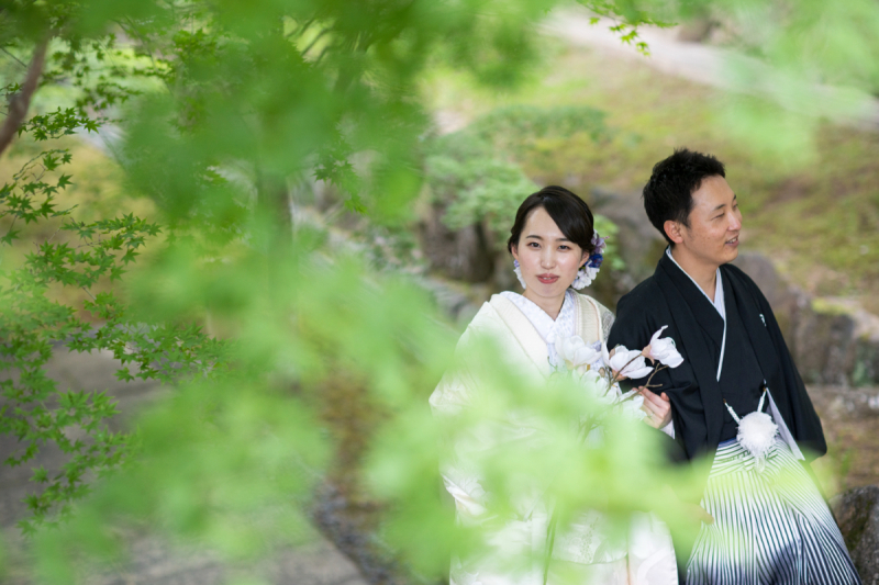 緑から覗くおふたりの姿