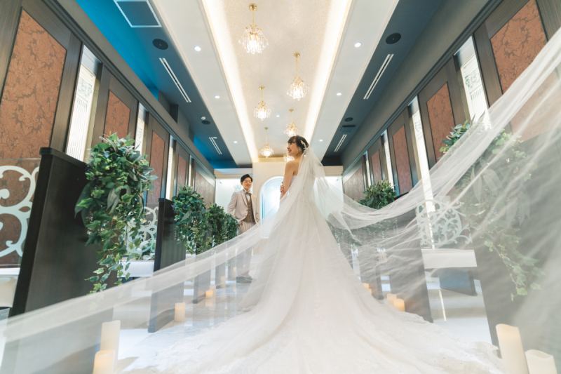 チャペルでのフォトウエディングは美しく幻想的に