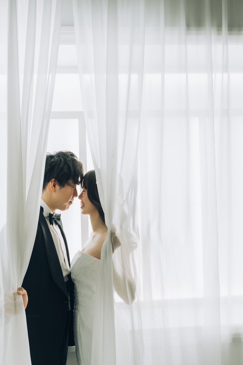 スタジオでカーテンショット