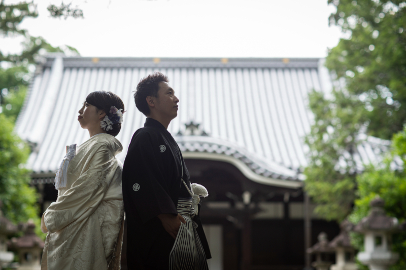 寺院を背に陰りのクールな一枚を