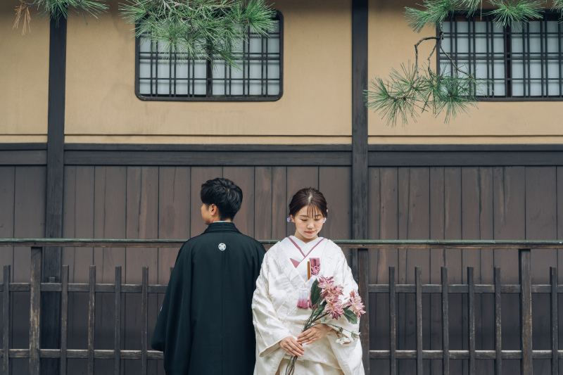 生花を手に古風の中にアクセントを