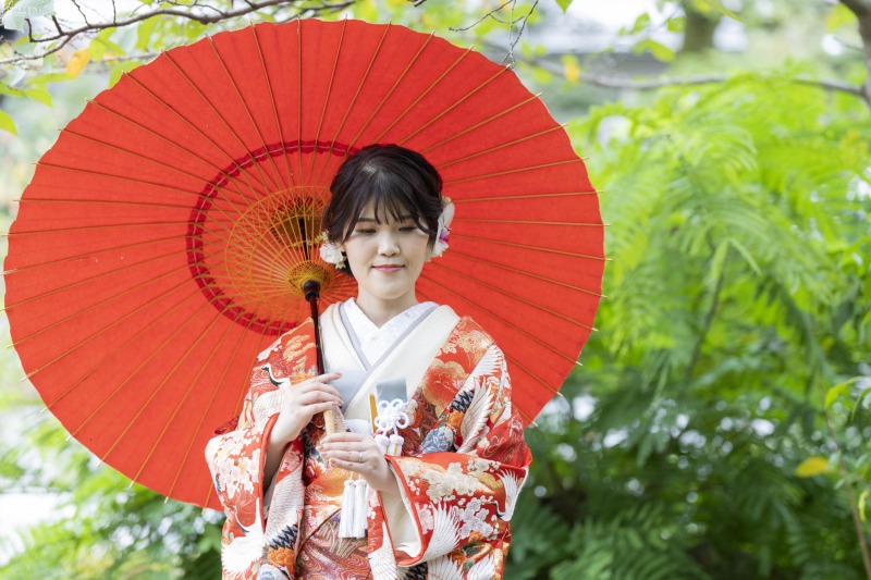 真っ赤な番傘がアクセントに