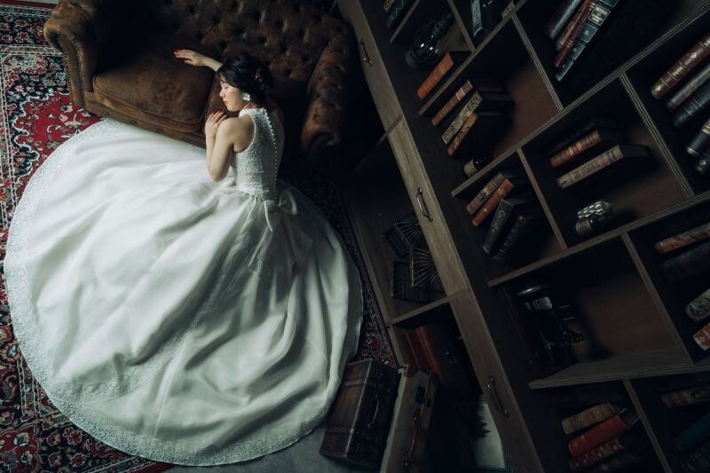 アンティークな赤い絨毯に寝そべりショット