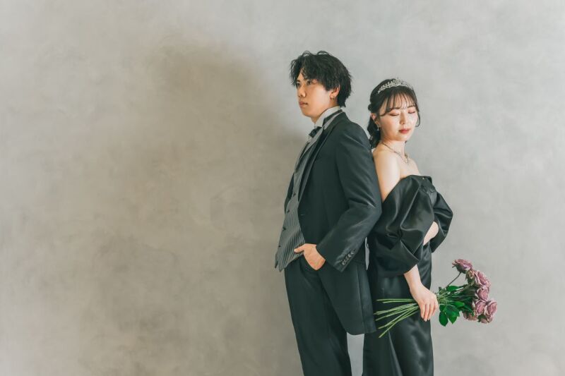 背中合わせに