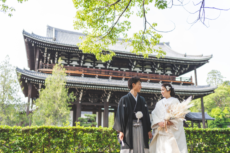 寺院をバックに新緑感じる一枚