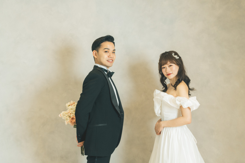 スタジオらしくシンプルな空間。ご新郎様の手には…