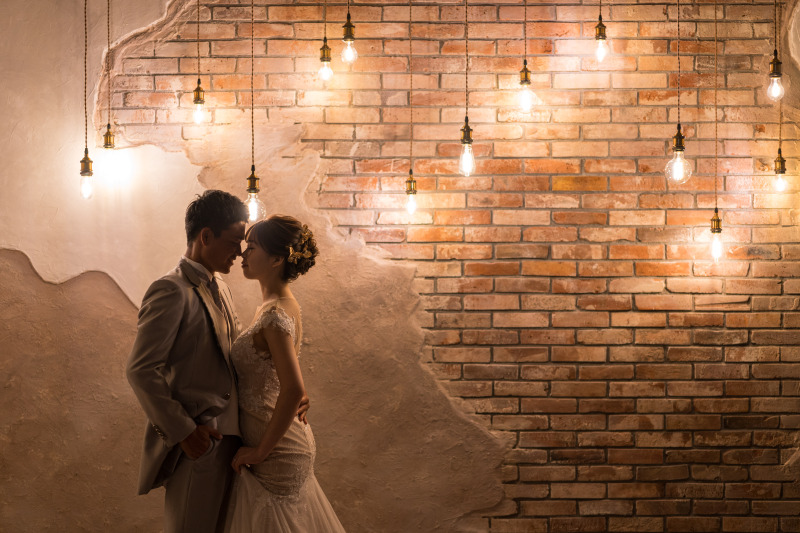 クラシックレンガのスタジオでロマンティックな撮影