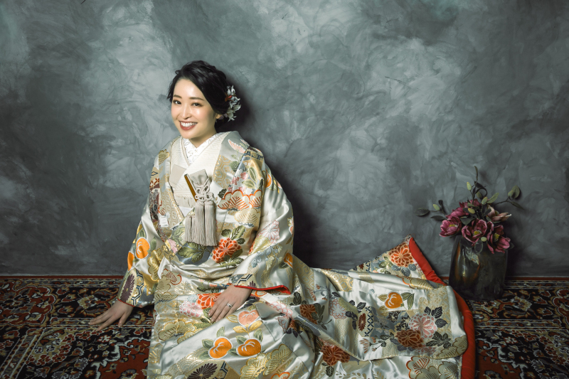 フォググレーの背景で色打掛